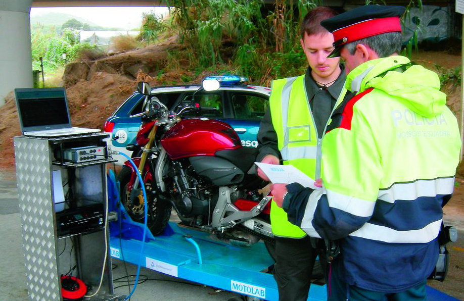 Un Mosso comprueba en un banco de potencia si una moto está limitada a la potencia indicada en la documentación de la misma